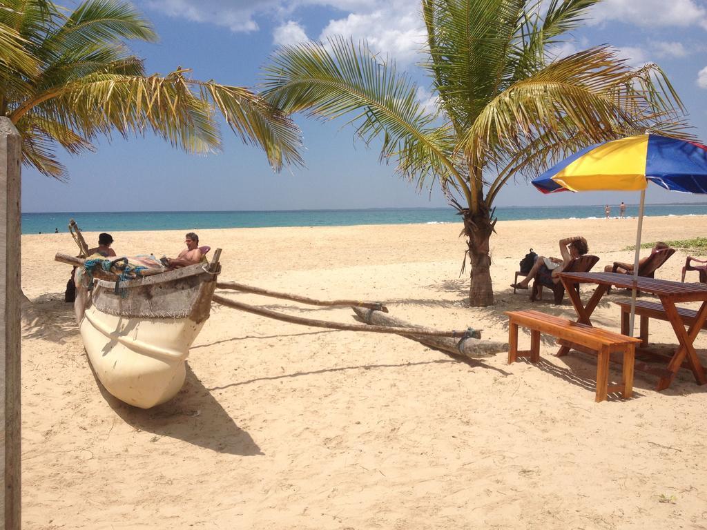 Aqua Marine Beach Resort Pasikuda Ngoại thất bức ảnh