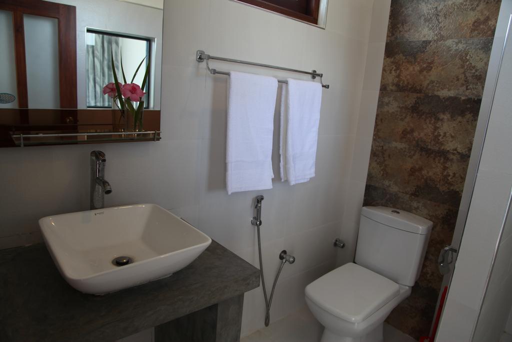 Aqua Marine Beach Resort Pasikuda Phòng bức ảnh