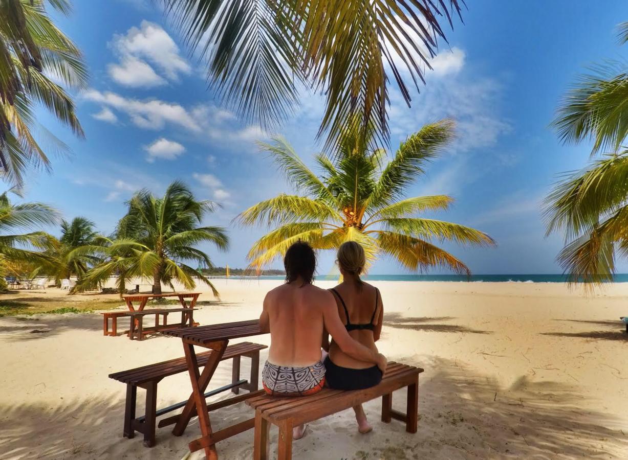 Aqua Marine Beach Resort Pasikuda Ngoại thất bức ảnh
